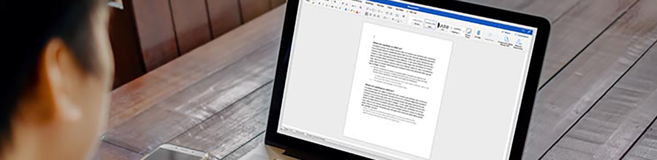 Personne regardant un ordinateur portable avec du contenu dans un document