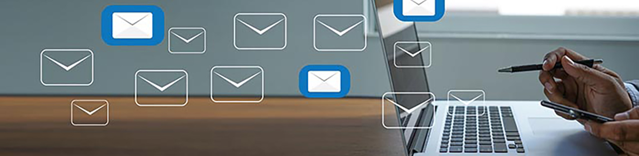 Ordinateur portable sur un bureau avec graphismes enveloppe